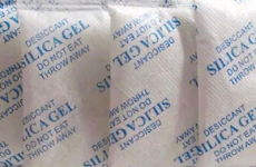 Sự khác biệt giữa silica gel trong bao bì nhựa và silica gel trong bao bì giấy