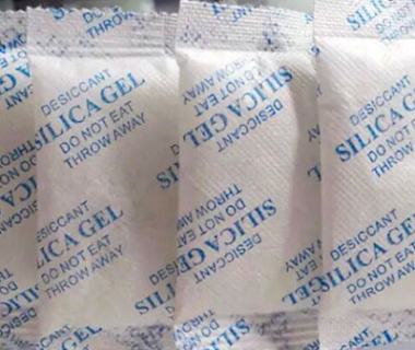 Sự khác biệt giữa silica gel trong bao bì nhựa và silica gel trong bao bì giấy