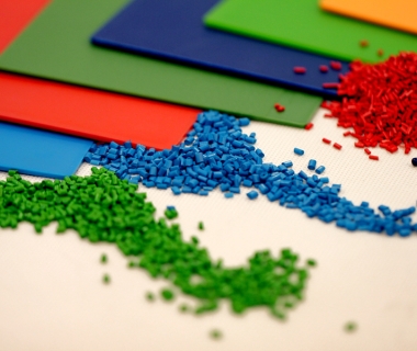 Tiêu Chí Chọn Hạt Nhựa Màu Cho Ép Phun Chính Xác
