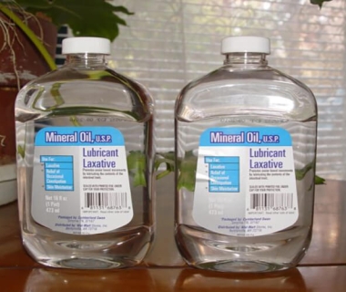 Vì sao nhiều nhà máy nhựa ưu tiên dùng dầu light mineral oil trong phối trộn hạt nhựa?