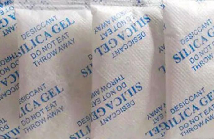 Sự khác biệt giữa silica gel trong bao bì nhựa và silica gel trong bao bì giấy 