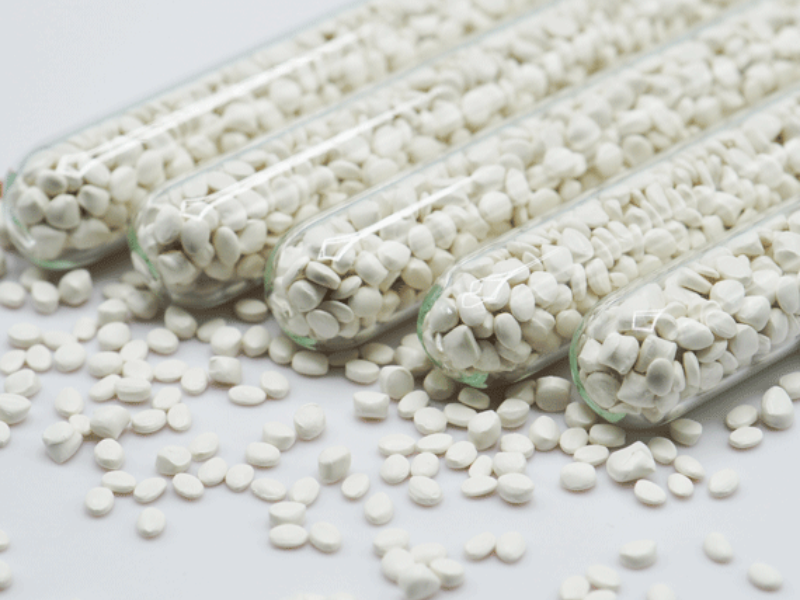 tac-dung-phu-gia-hut-am-masterbatch-trong-nhua