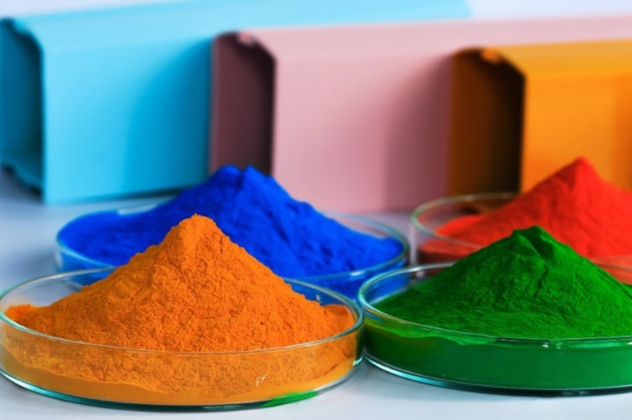 su-khac-biet-giua-bot-mau-huu-co-va-bot-mau-vo-co-trong-nhua-2