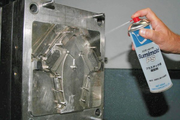 tai-sao-nen-dung-chat-chong-dinh-trong-ep-phun-nhua-1