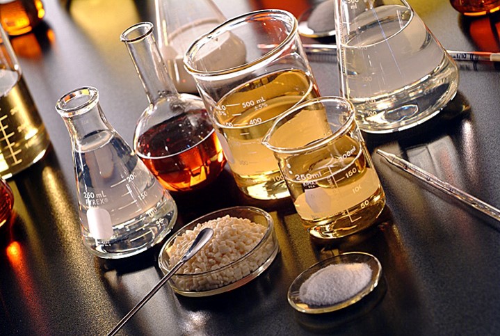 tai-sao-nen-dung-chat-chong-dinh-trong-ep-phun-nhua-2