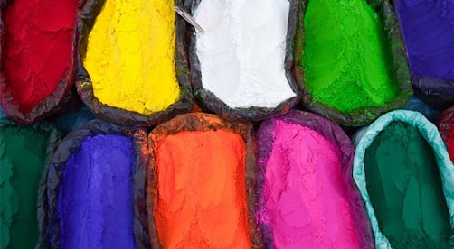 su-khac-biet-giua-bot-mau-huu-co-va-bot-mau-vo-co-trong-nhua-1