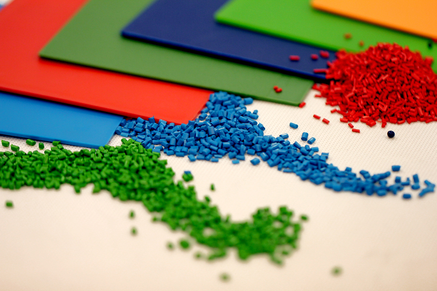 tieu-chi-chon-hat-nhua-mau-cho-ep-phun-chinh-xac-1